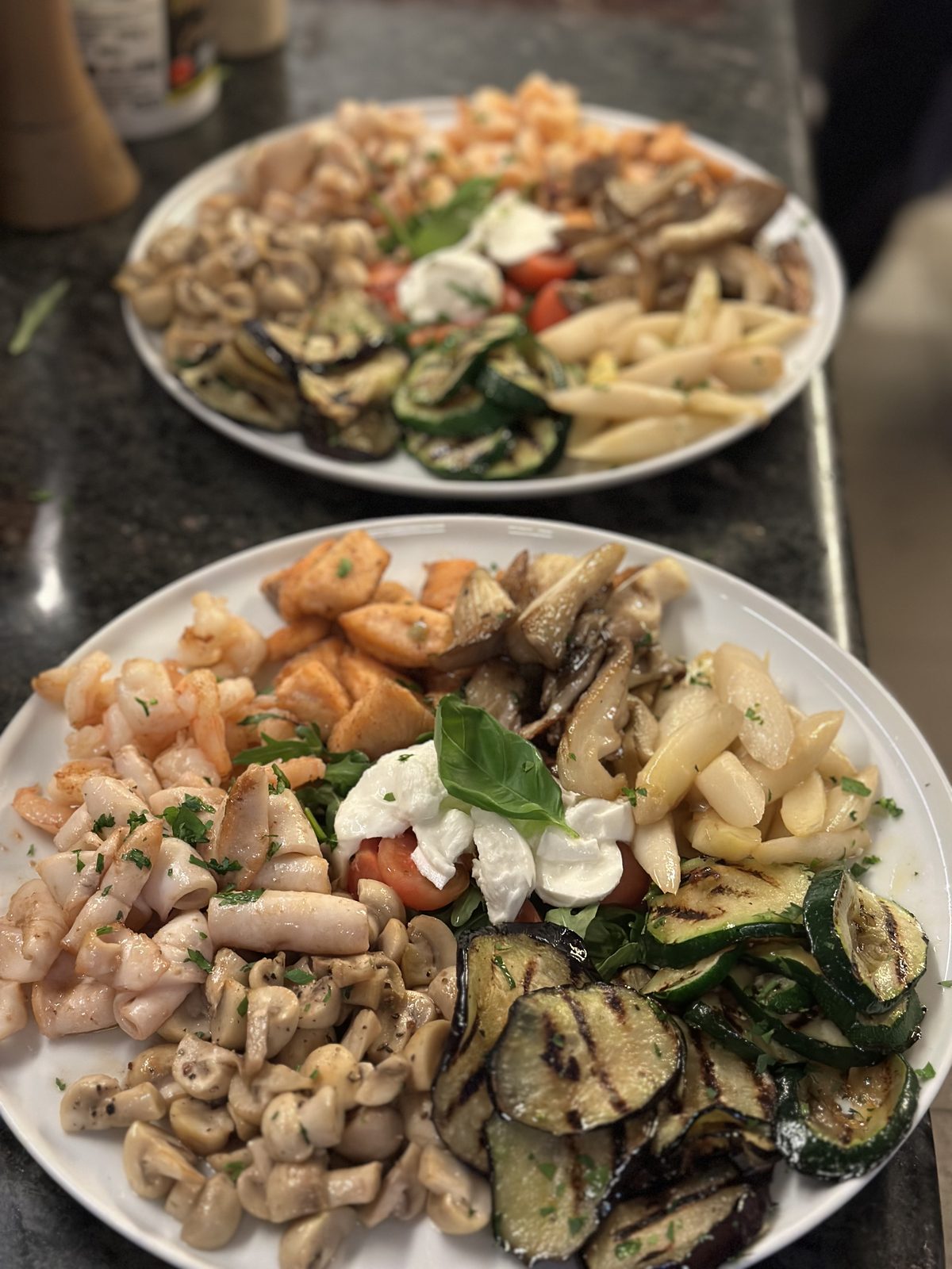 Antipasti-Teller mit Meeresfrüchten und gegrilltem Gemüse