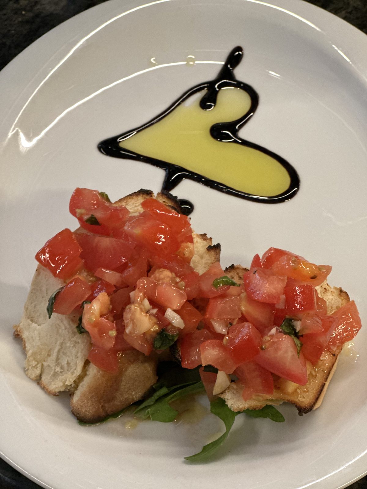 Bruschetta mit Tomate, Basilikum und Olivenöl