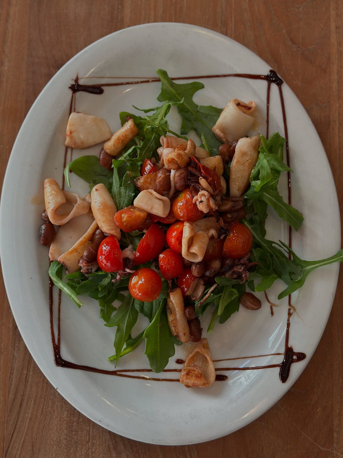 Calamari mit Rucola und Kirschtomaten