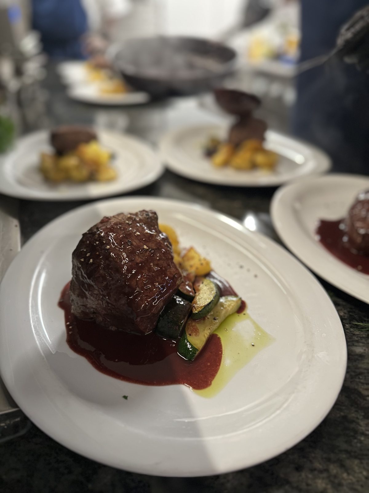 Fleisch mit Rotweinsauce und Gemüse